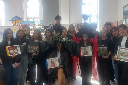 Выставка студенческих работ «Ғаламшардың жанды бояулары»